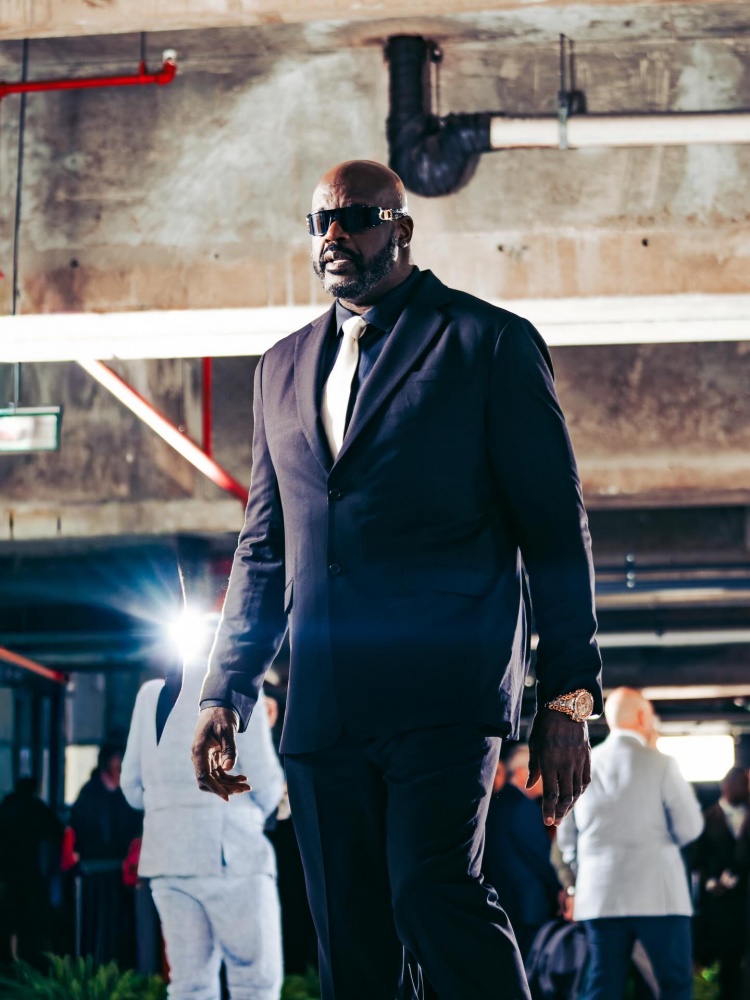 明天庆祝夺冠20周年！看看这些陆续抵达的06冠军成员穿搭造型